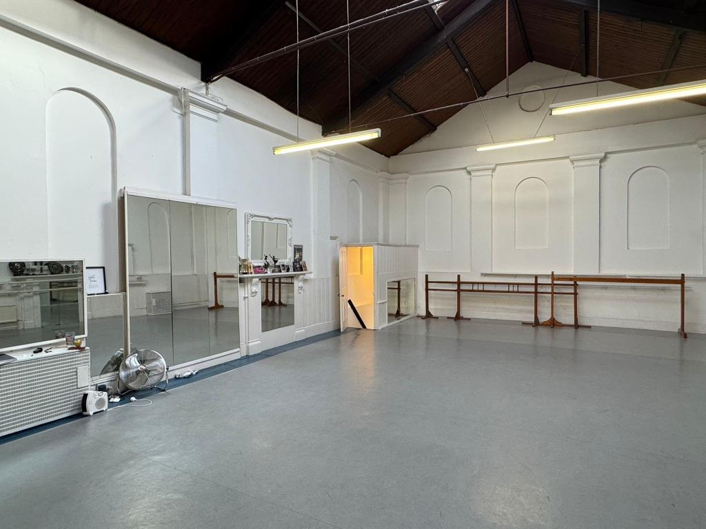 Lot: 96 - FORMER CHURCH CURRENTLY IN USE AS A DANCE STUDIO - Main studio reverse angle